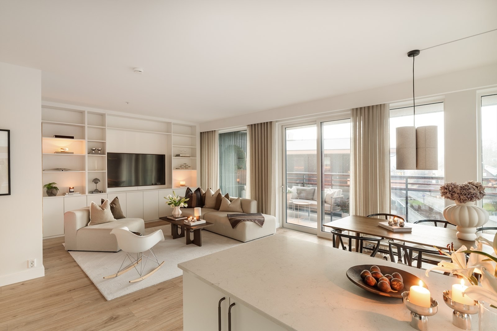 De rause vindusflatene slipper inn rikelig med naturlig lys. Galleribilde