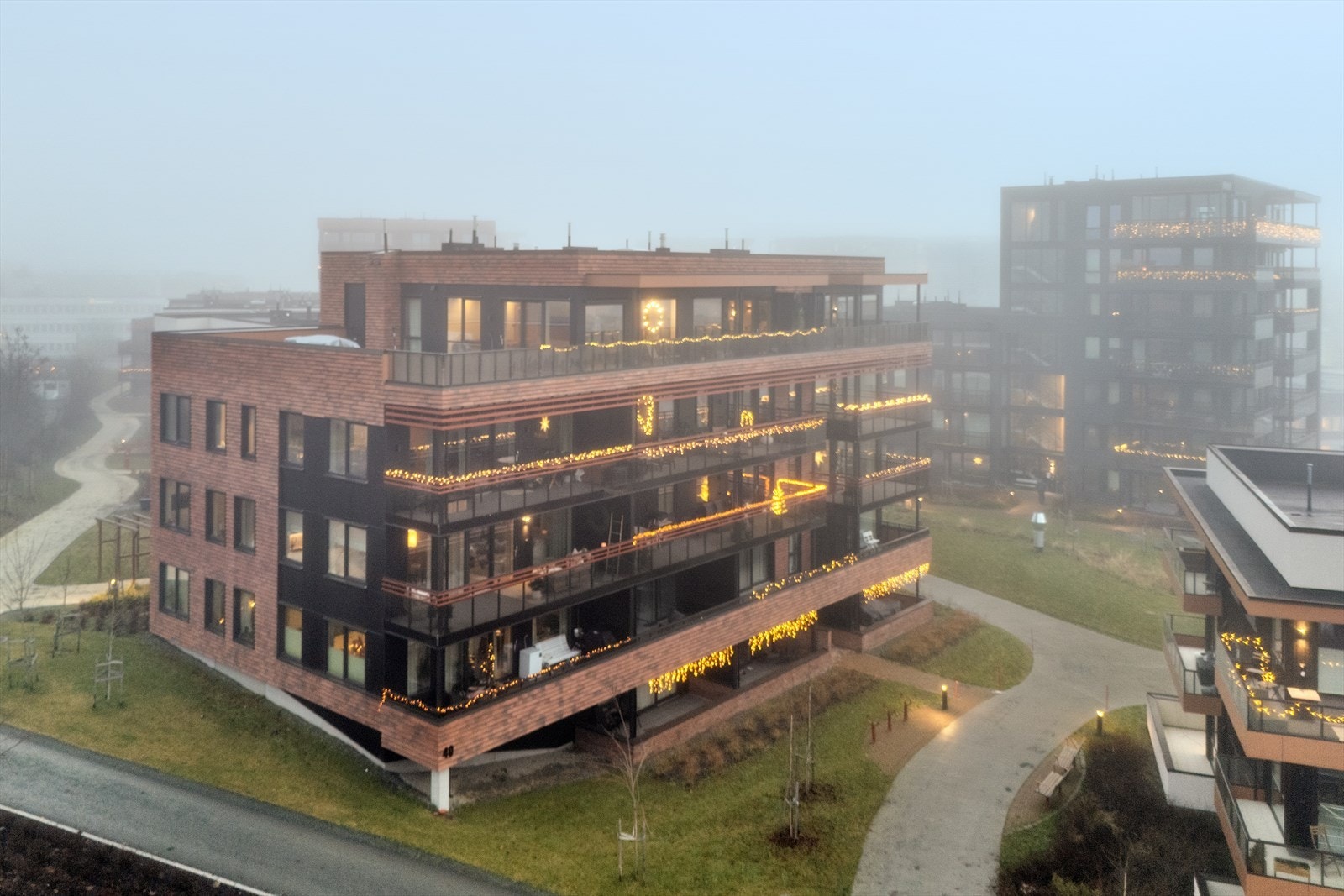 Leiligheten ligger praktisk til på hjørnet av byggets 3. etasje. Galleribilde