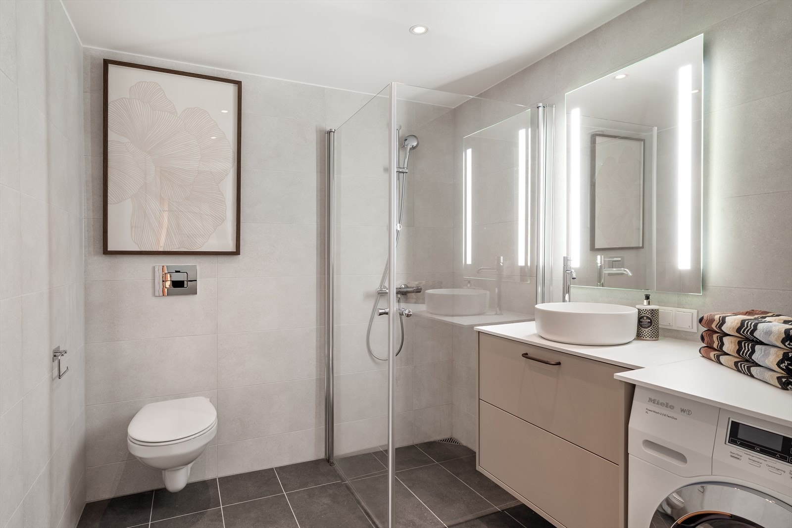 Praktisk bad på 5,5 m² i tilknytning med entrè. På dette badet er det opplegg for vaskemaskin. Galleribilde