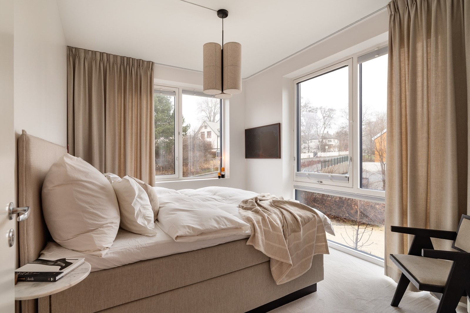 Dette er hovedsoverommet av boligens tre soverom. Galleribilde