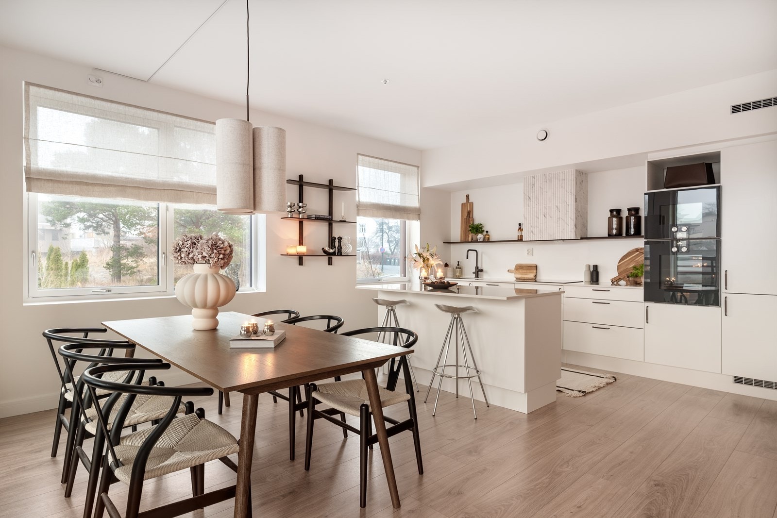 Her er det god plass til møblering av spisebord som kan samle hele familien. Galleribilde