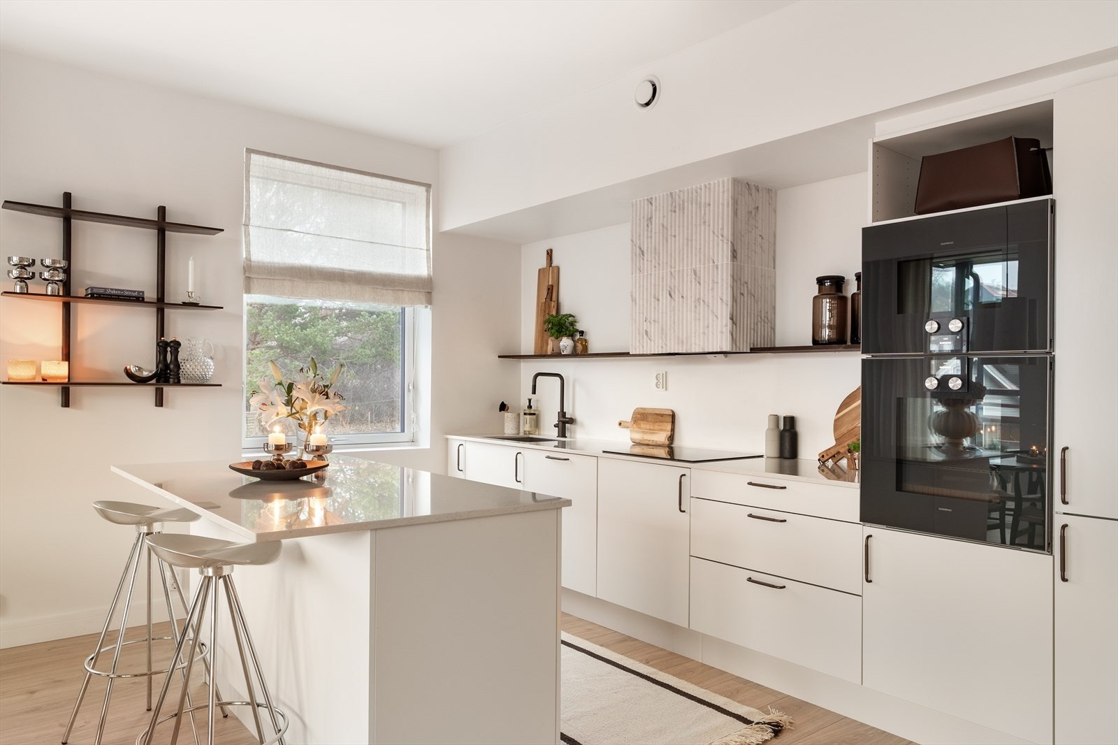 På kjøkkenet er det rikelig med både skap- og benkeplass, og fremstår som meget velholdt og pent. Galleribilde