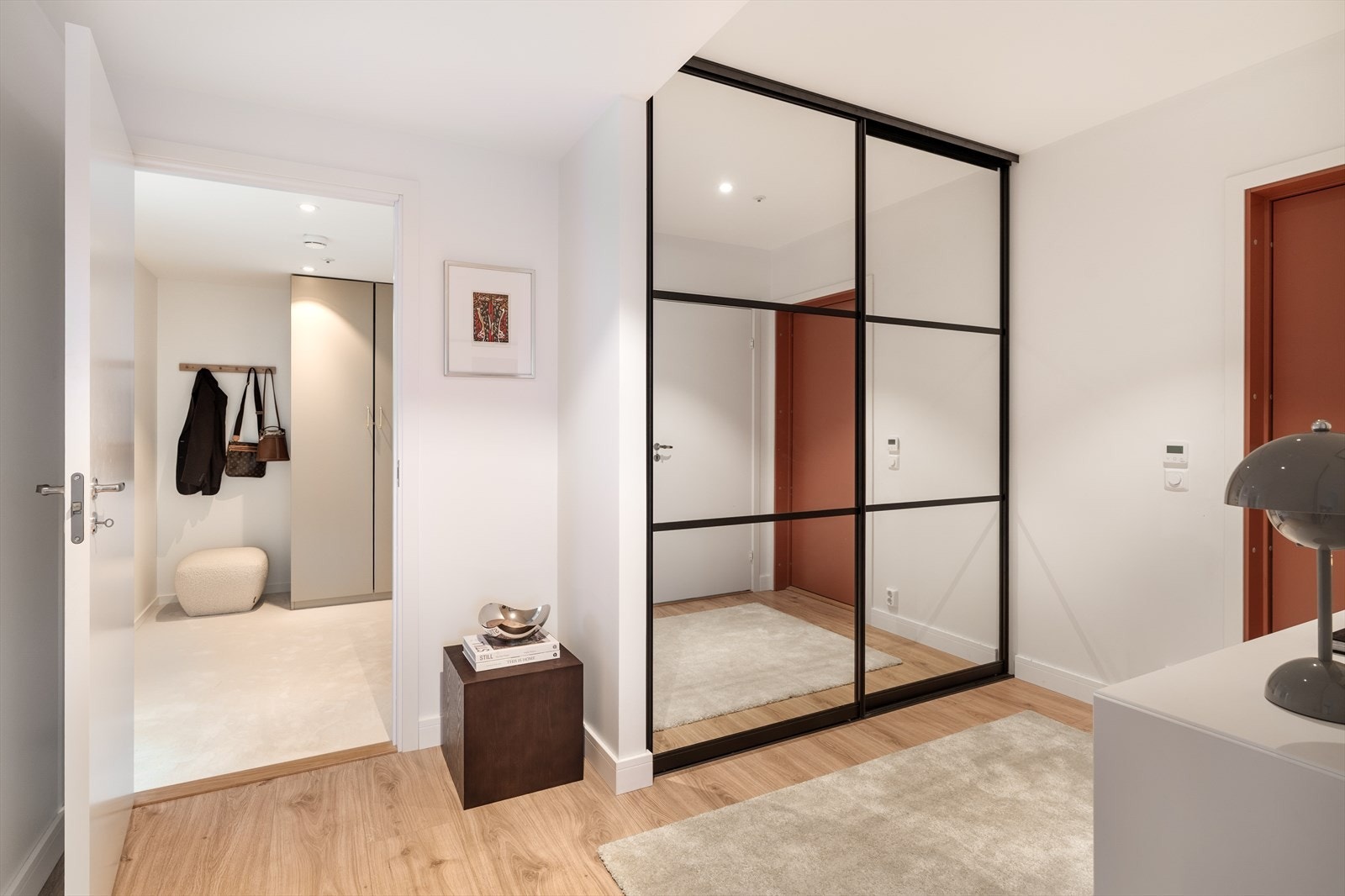 Ved entrèen er det skyvedørsgarderobe, her er det god plass til å sette fra seg yttertøy. Galleribilde