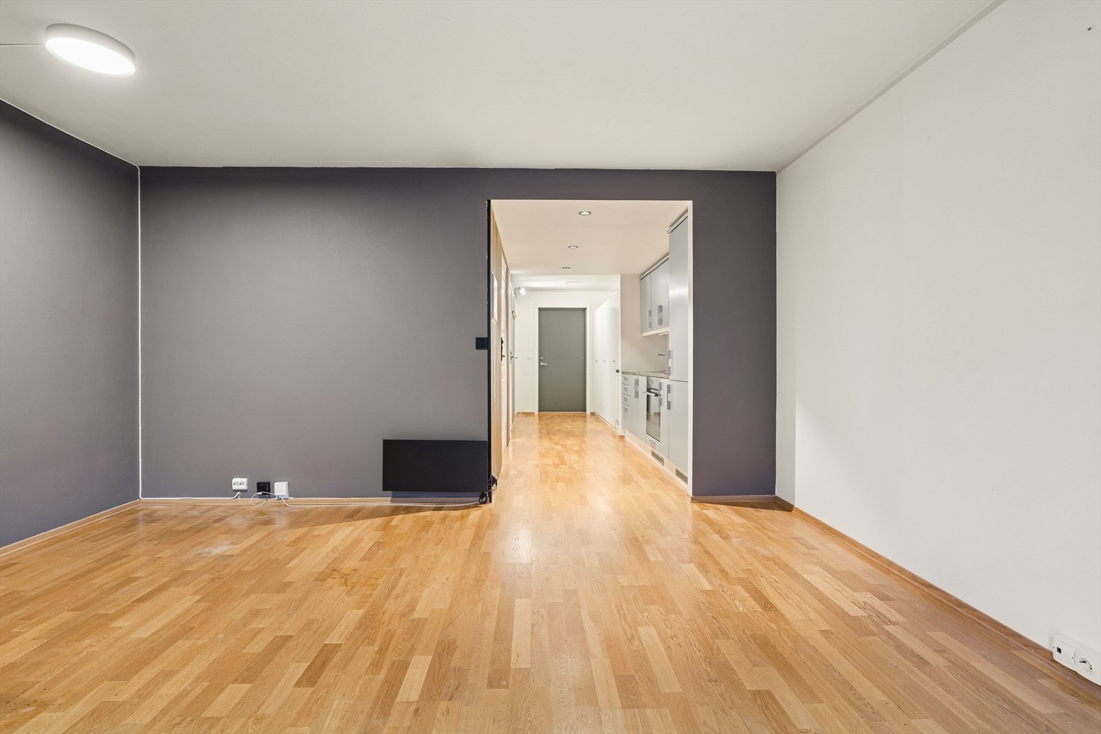 Videre til boligens stue som er åpen og romslig. Galleribilde