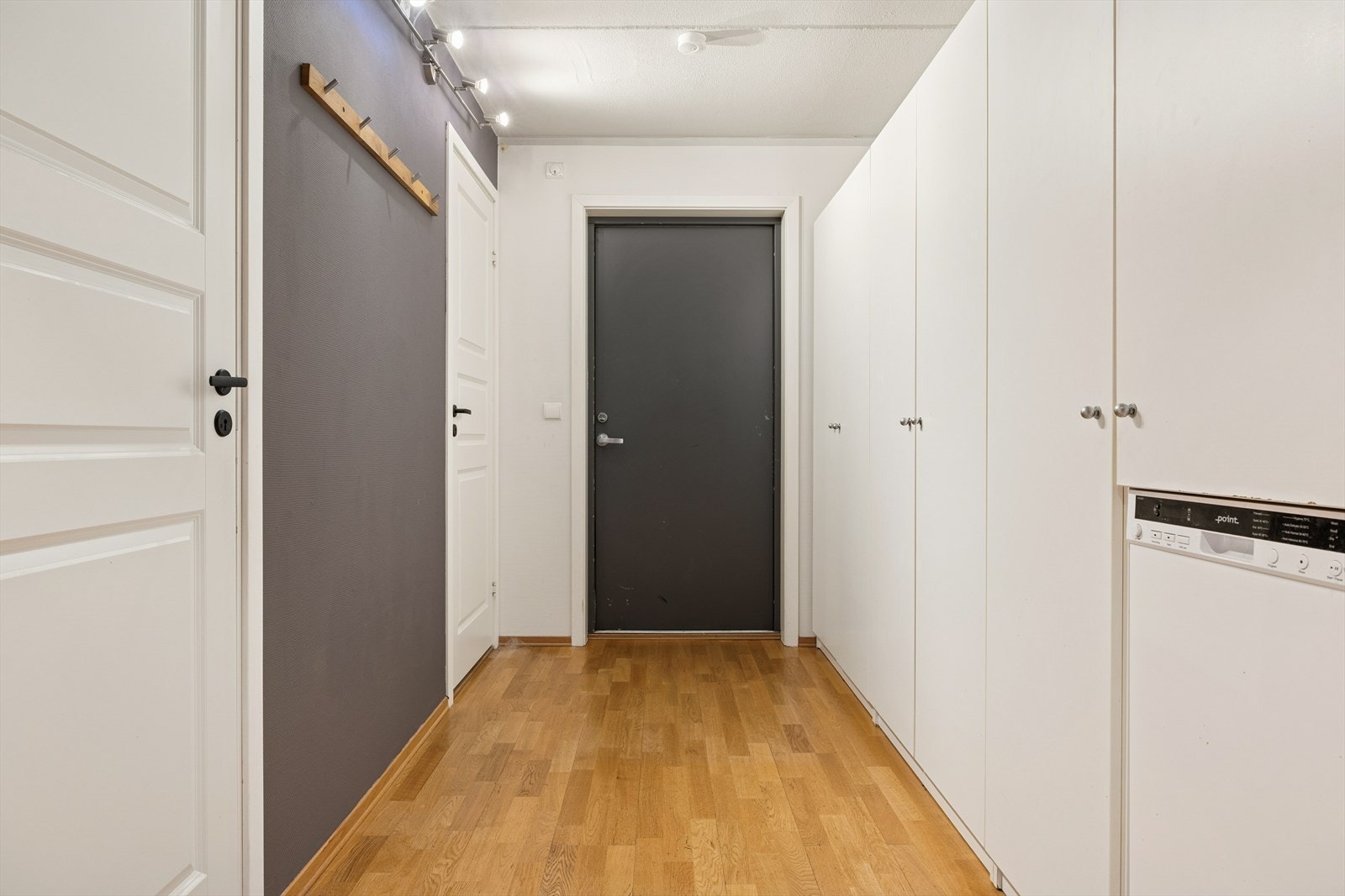 Velkommen inn! I entreen er det plass til å henge fra seg ytterklær og det medfølger stort garderobeskap. Galleribilde