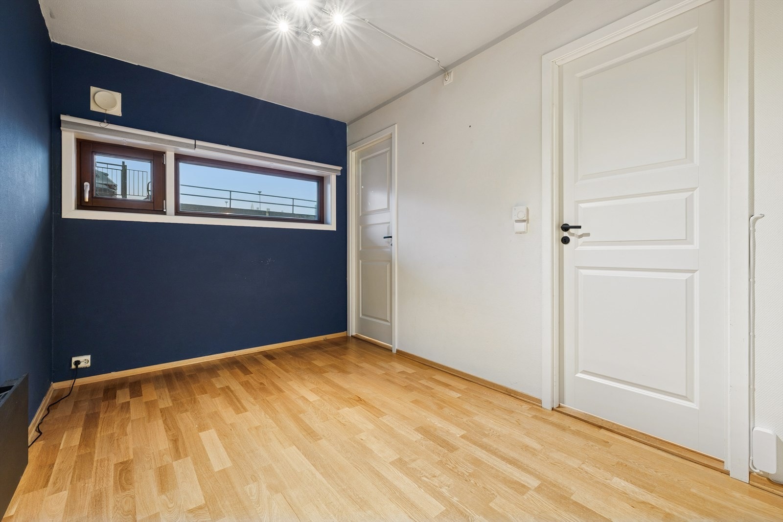 Soverommet har plass til dobbeltseng og det er to dører inn dit. Galleribilde