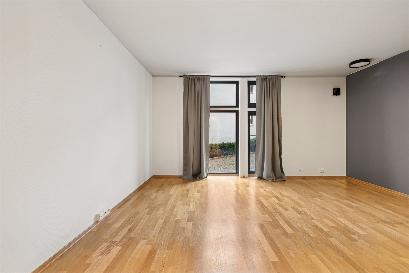 Vindusflatene i stuen slipper inn godt med lys. Galleribilde