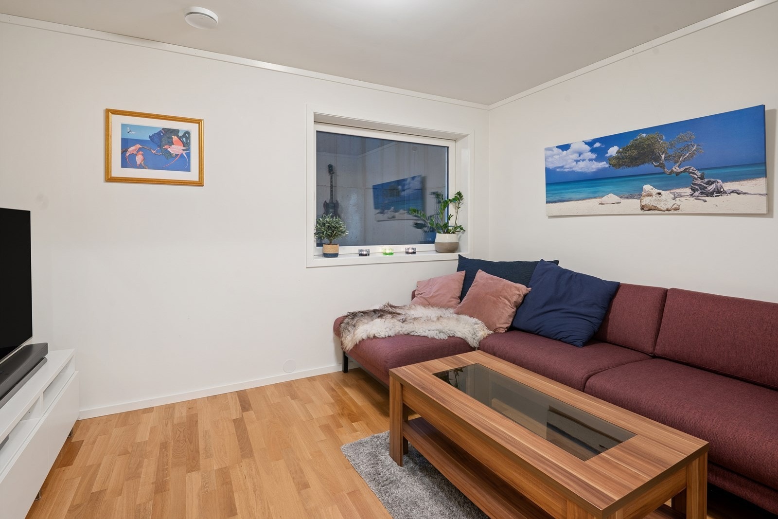 Dagens eier bruker rommet som en ekstra tv-stue, men fungerer utmerket som soverom, gamingrom, treningsrom etc - mulighetene er mange! Galleribilde