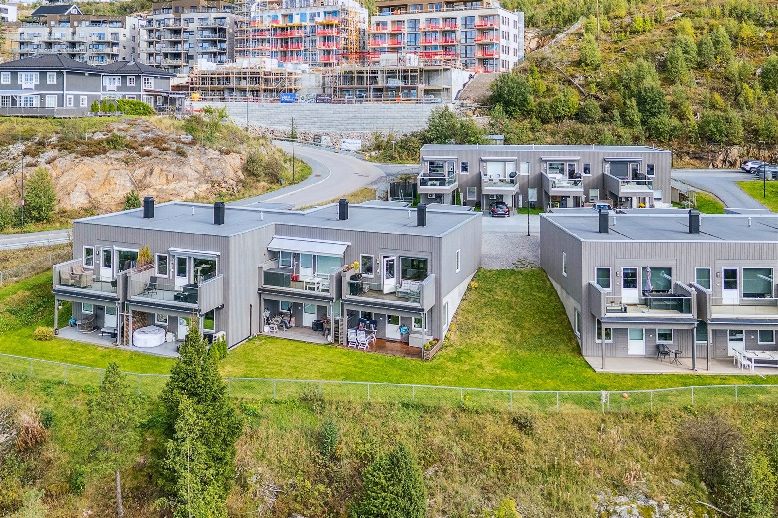 Velkommen til Nerarstuveien 9 - et nyere og moderne rekkehus over to plan, med fantastisk utsikt og solforhold! Galleribilde