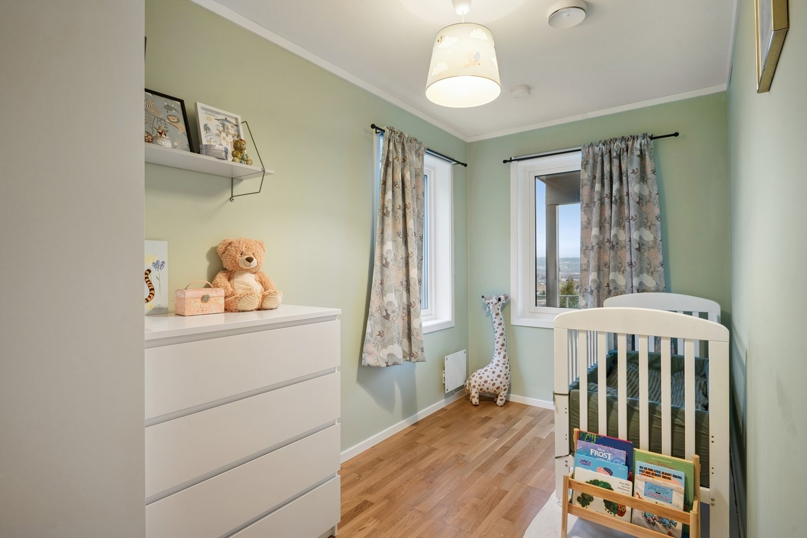 Soverom 3 fungerer fint som barnerom og plass for seng, kommode og garderobeskap Galleribilde