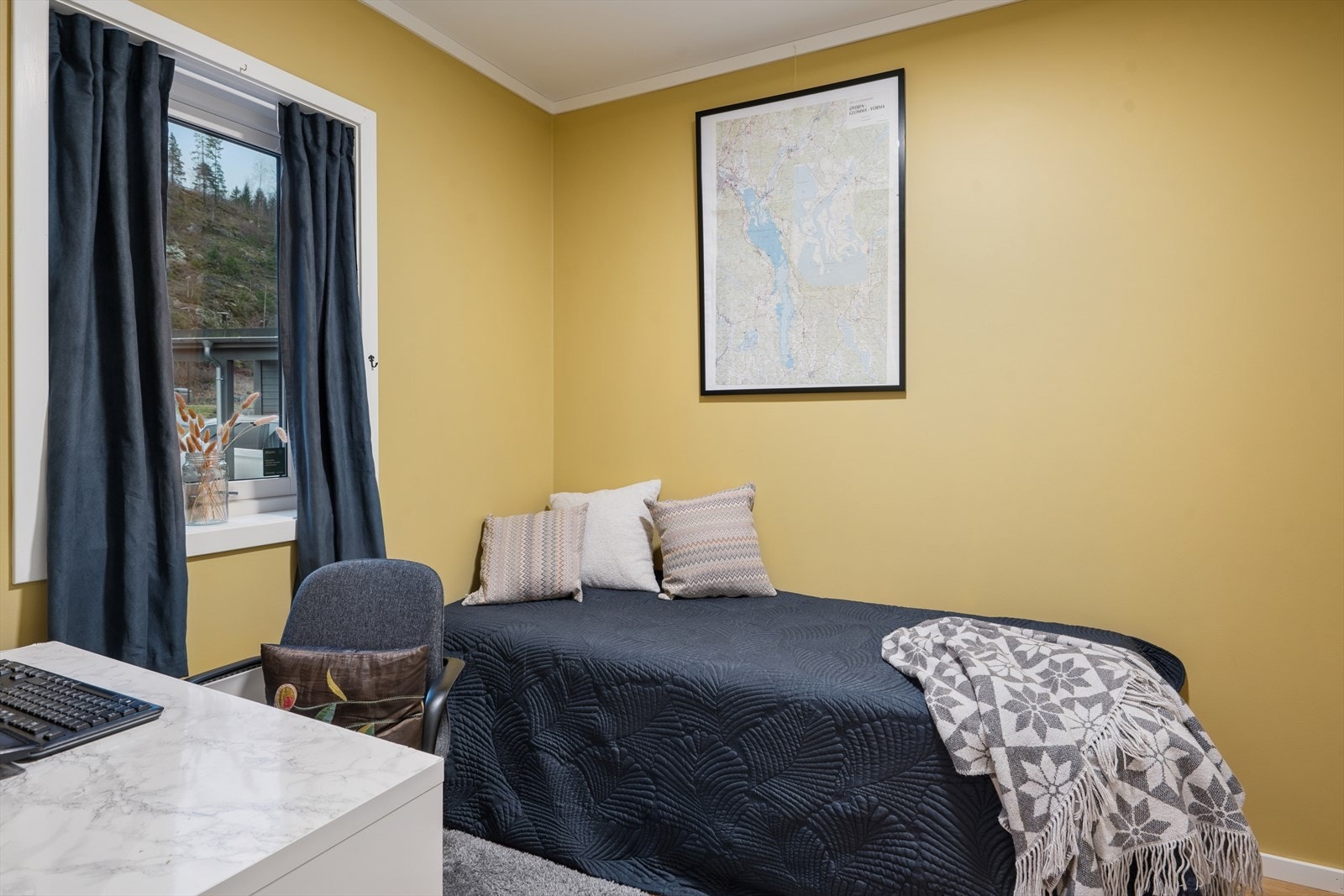 Soverommet i 1. etasje har fin plass til seng med tilhørende nattbord, skrivepult og garderobeskap Galleribilde