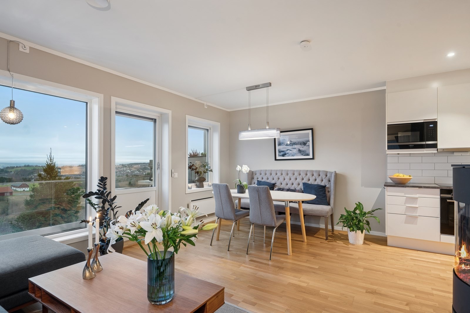 Stuen er holdt i en moderne fargepalett og har parkett på gulv, samt store vindusflater som slipper godt med naturlig lys inn, samtidig som man kan hvile øynene på den flotte utsikten Galleribilde