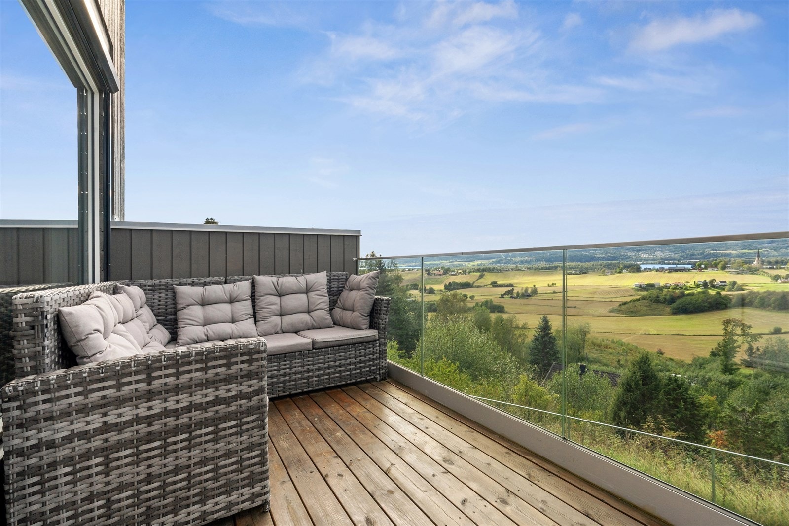 Balkongen som er utstyrt med glassrekkverk har god plass for loungemøblement og grill. Her kan virkelig sol og sommer nytes! Galleribilde