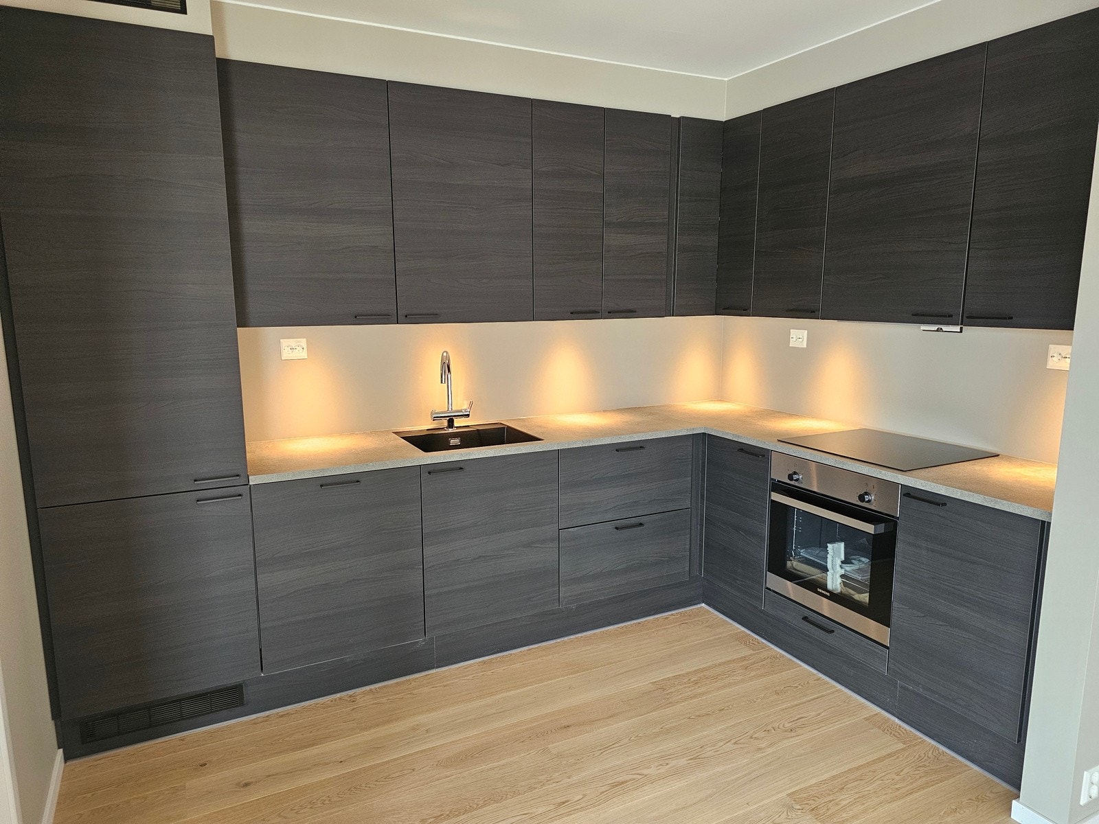 Moderne kjøkkeninnredning fra JKE med integrerte hvitevarer Galleribilde