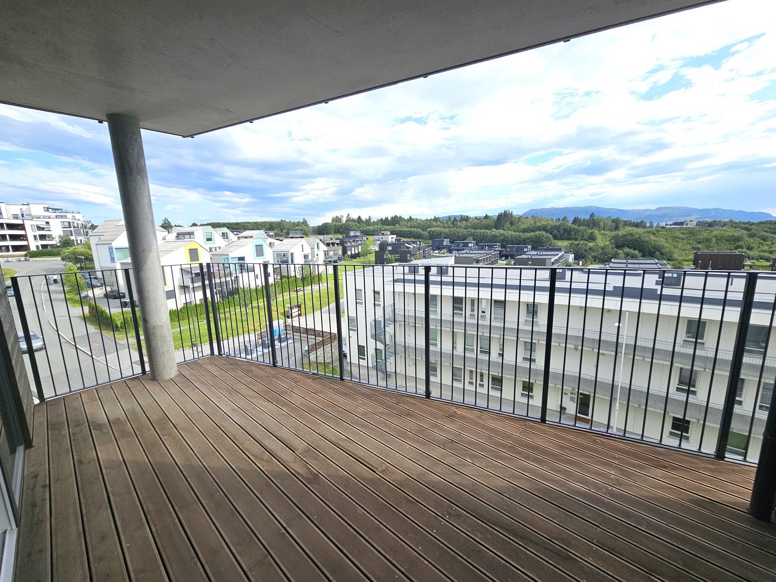 Balkong og utsikt (faktisk bilde) Galleribilde