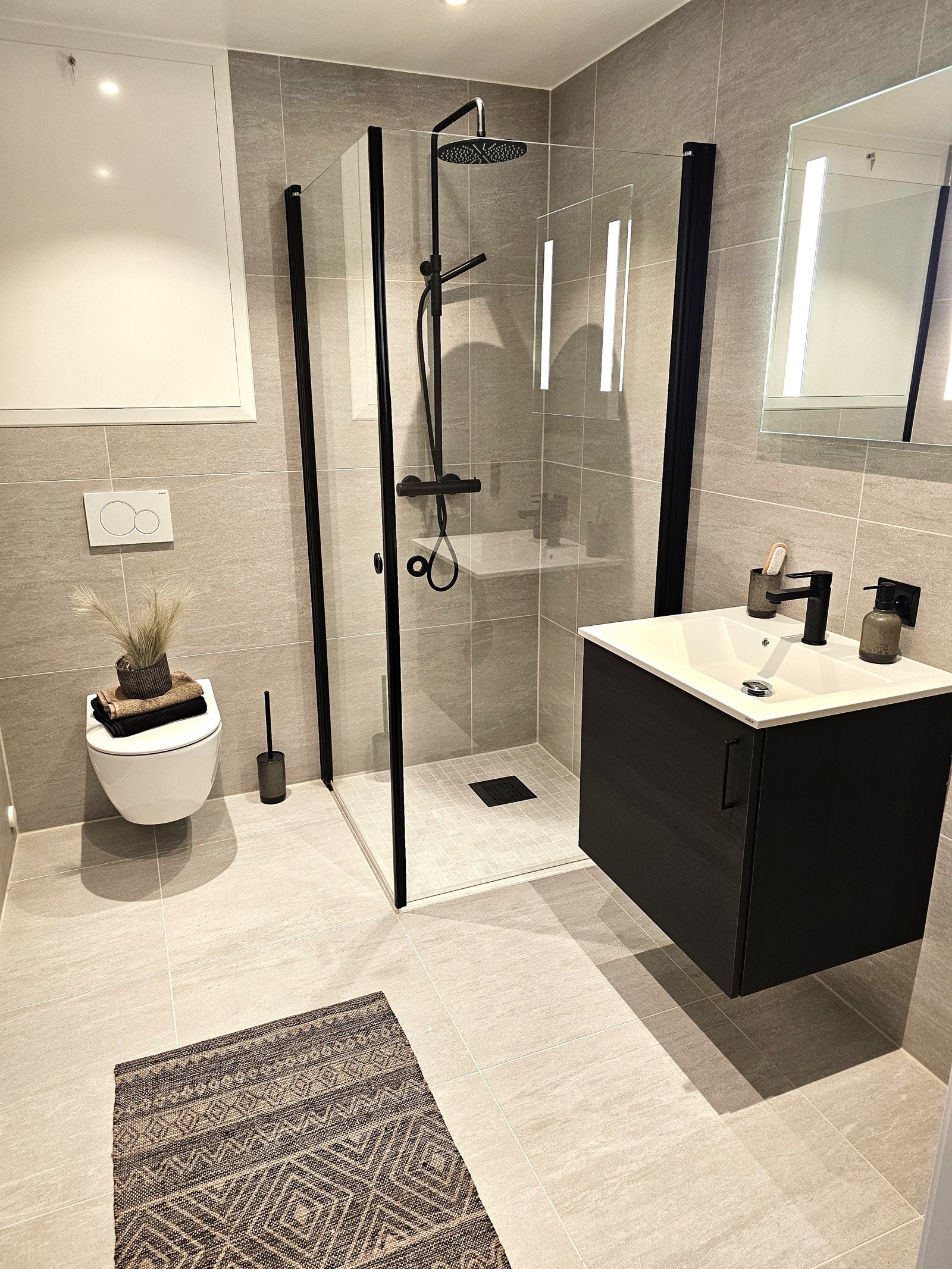 Moderne bad med store 60x60 flis (type bad, avvik kan forekomme) Galleribilde