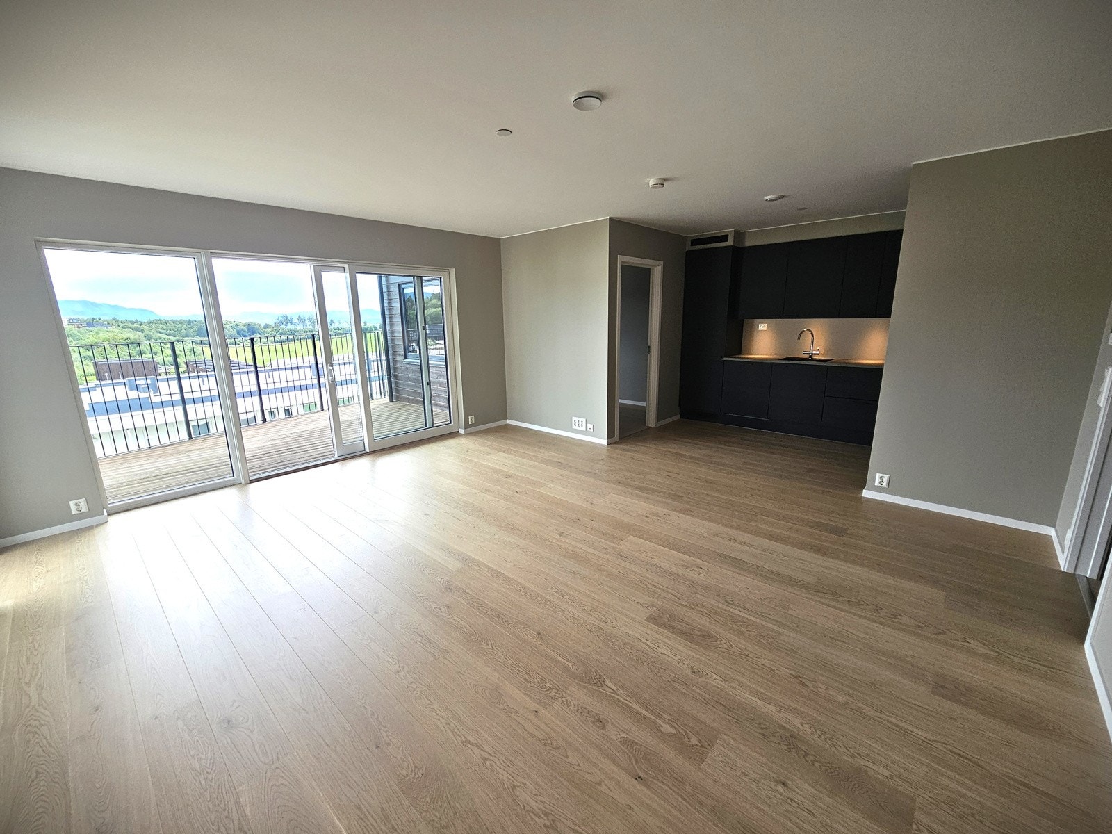 Ekstra takhøyde og store vinduer, gir gode lysforhold Galleribilde