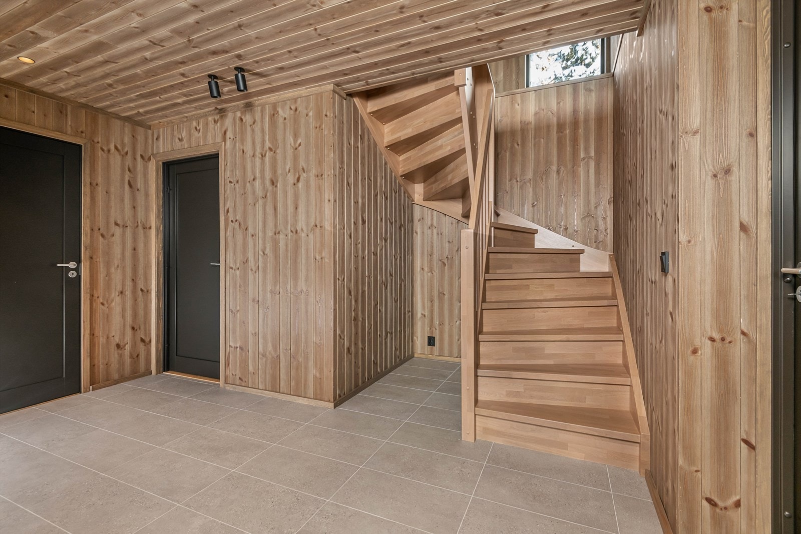 Gangen er romslig og det er god plass for oppbevaringsløsninger og til å henge fra seg yttertøy og utstyr. Galleribilde