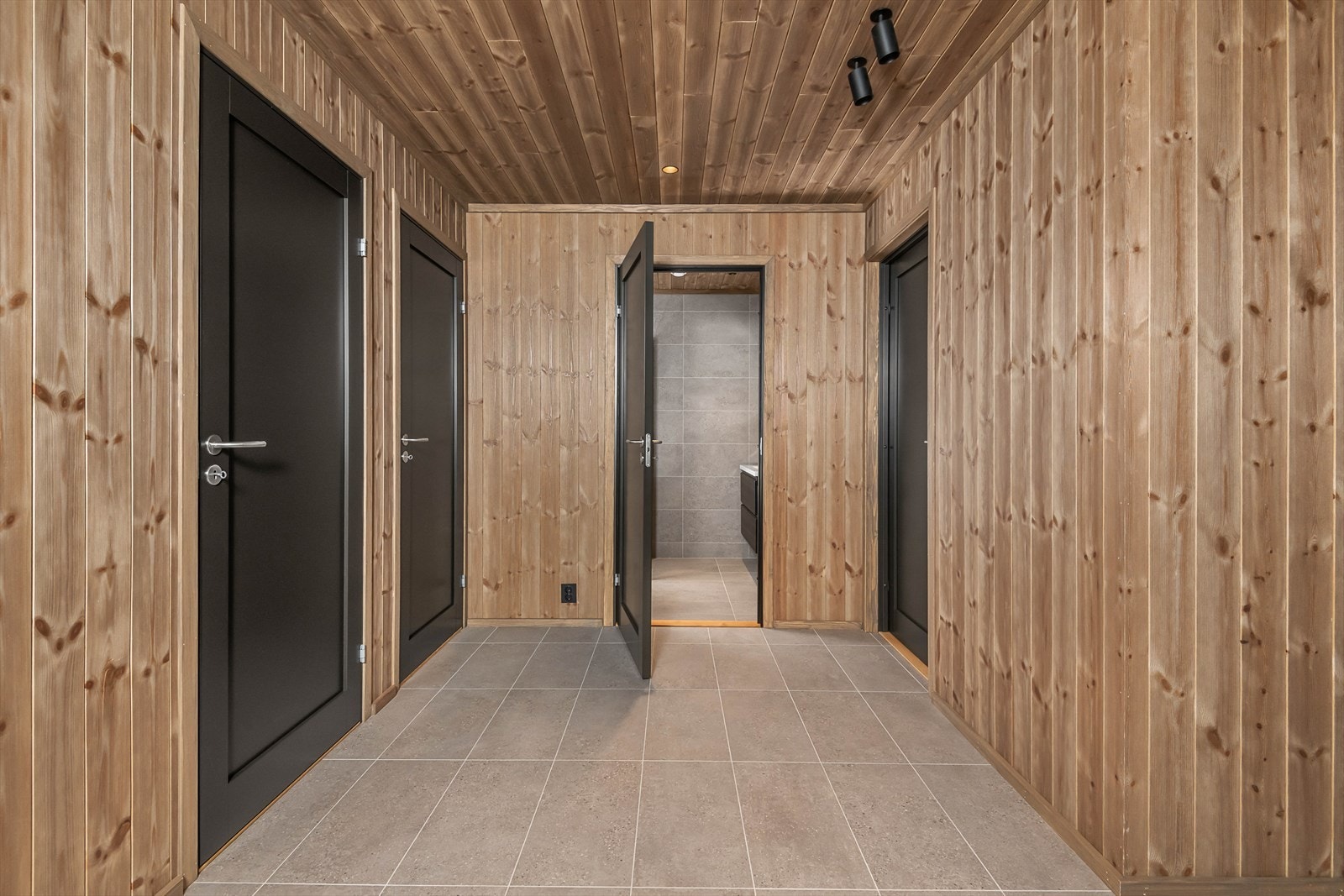 Fra gangen er det adkomst til 4 soverom, bad m/badstue, teknisk rom og bod. Galleribilde