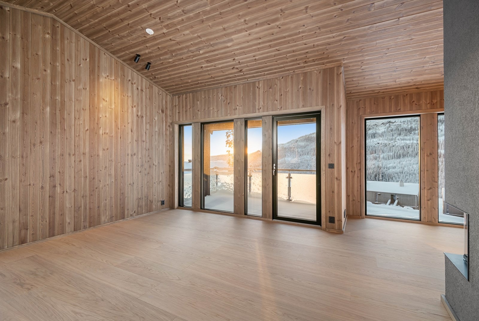 Romslig stue med store vindusflater som gir godt naturlig lys inn i rommet. Dør ut til balkong. Fra hovedetasjen er det fin utsikt utover området. Galleribilde