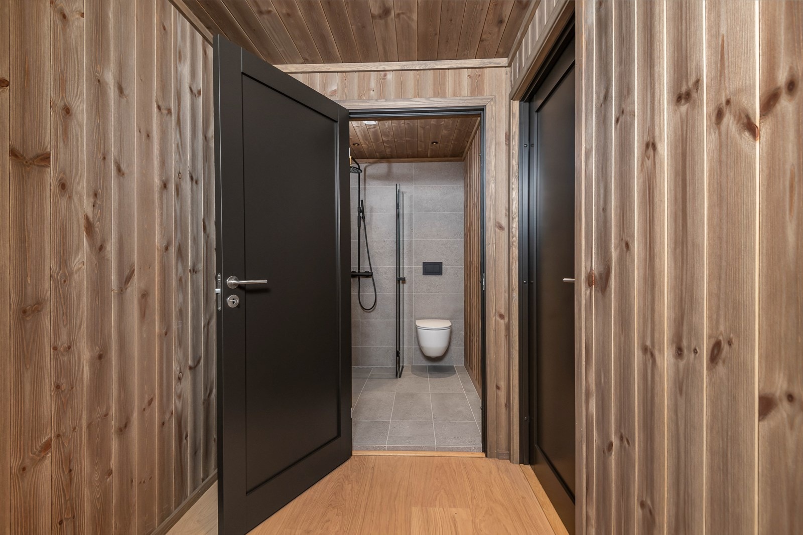 Gang med adkomst til bad og bod i leilighetens hovedetasje. Galleribilde