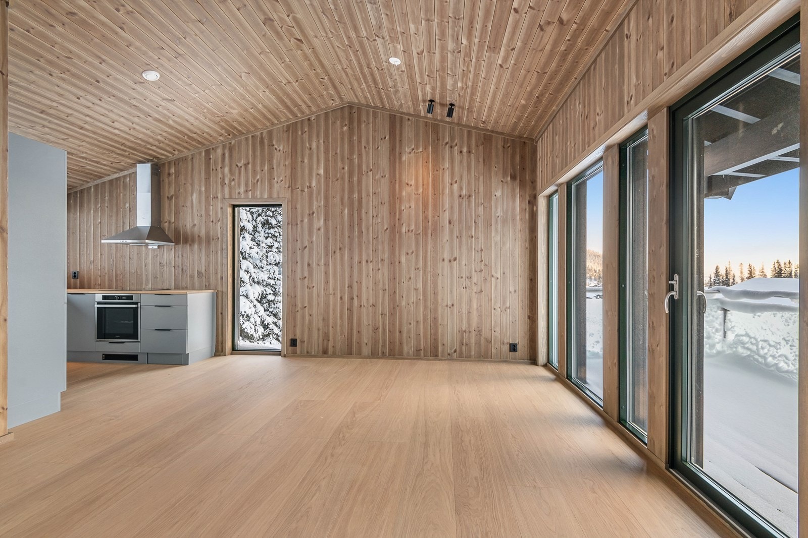 Fint lys inn på kjøkkenet med vindu ved siden av innredningen. Galleribilde