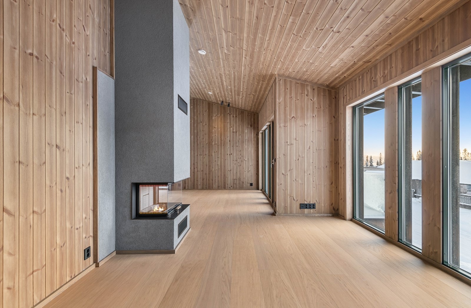 Gjennomført og helhetlig stil i leiligheten der vegger, tak og gulv går ton i ton og harmonerer godt med hverandre. Galleribilde