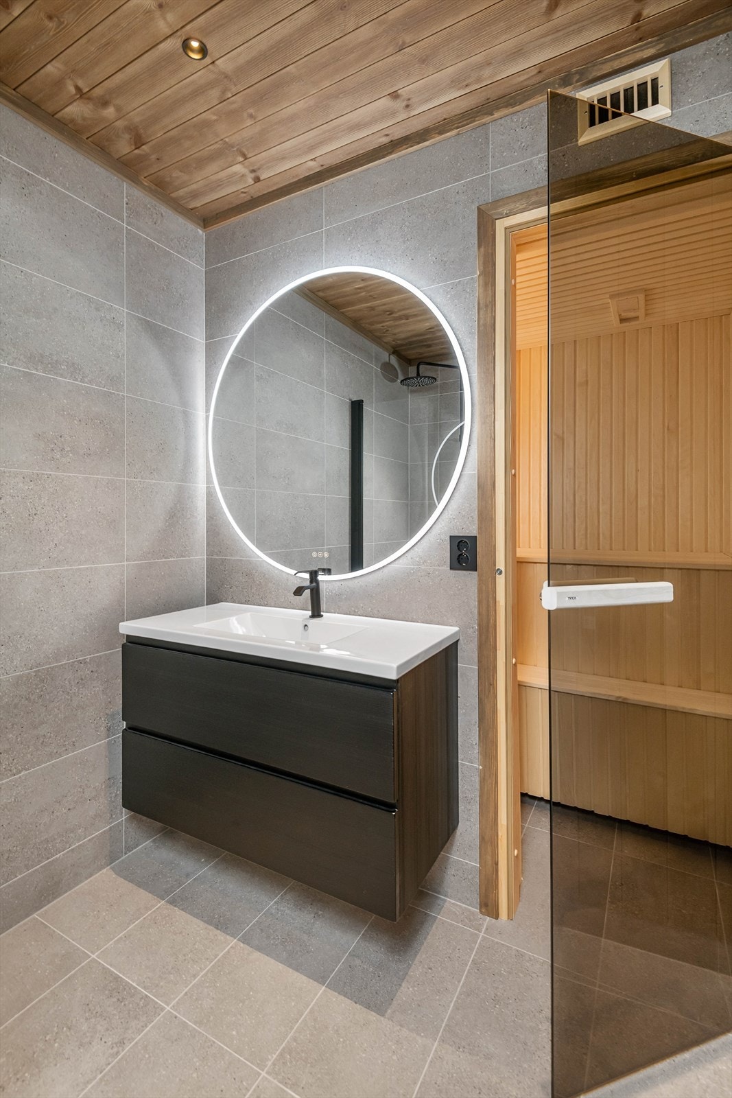 Adkomst til badstue fra hovedbadet. Galleribilde