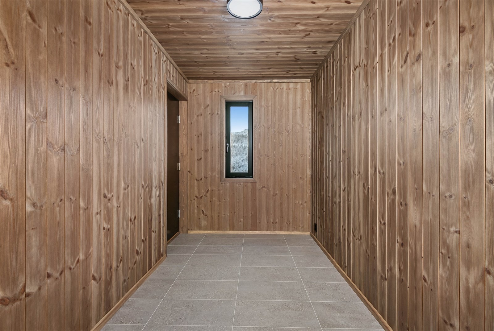 En romslig sportsbod er god å ha for lagring av sportsutstyr. Denne er smart plasser ti forhold til inngangen i leiligheten. Galleribilde