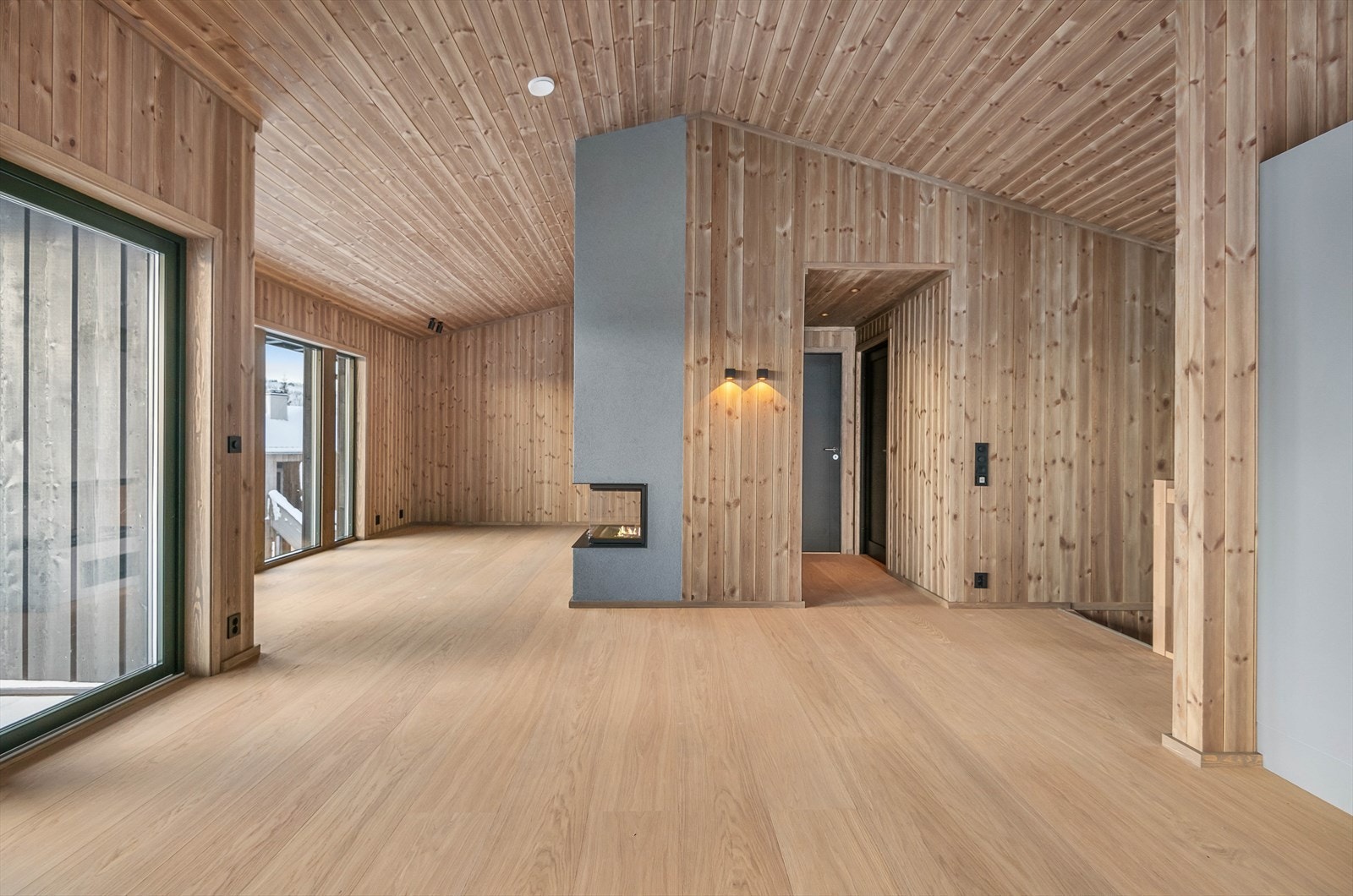 Det er trapp opp til stua fra underetasjen der du kommer inn i leiligheten. Åpent og hyggelig oppholdsrom der det er fin kontakt mellom stue og kjøkken. Galleribilde