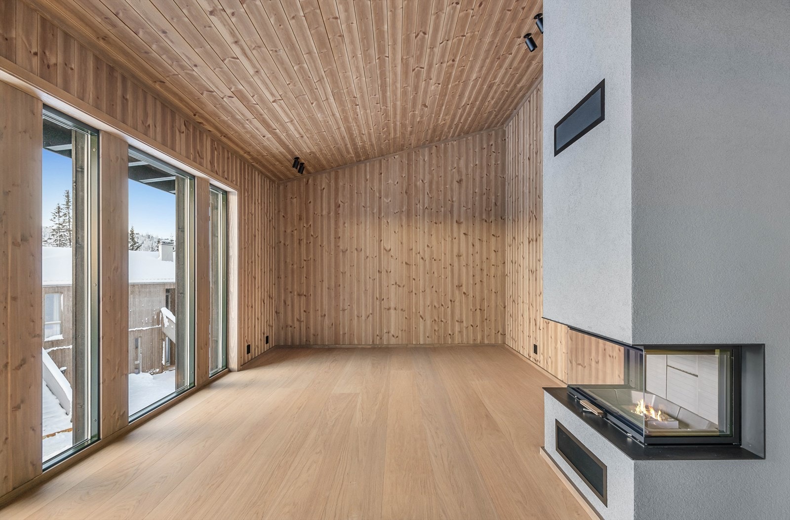 I tillegg til store lysflater, bidrar den gode takhøyden til en god romfølelse. Galleribilde