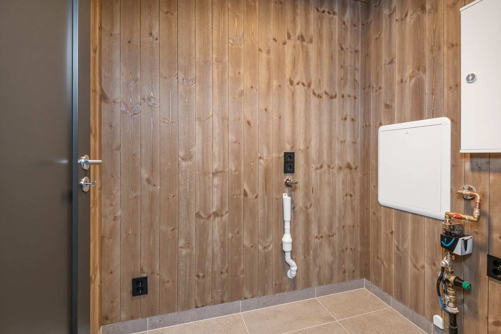 Vaskerom/teknisk rom med opplegg for vaskemaskin. Galleribilde