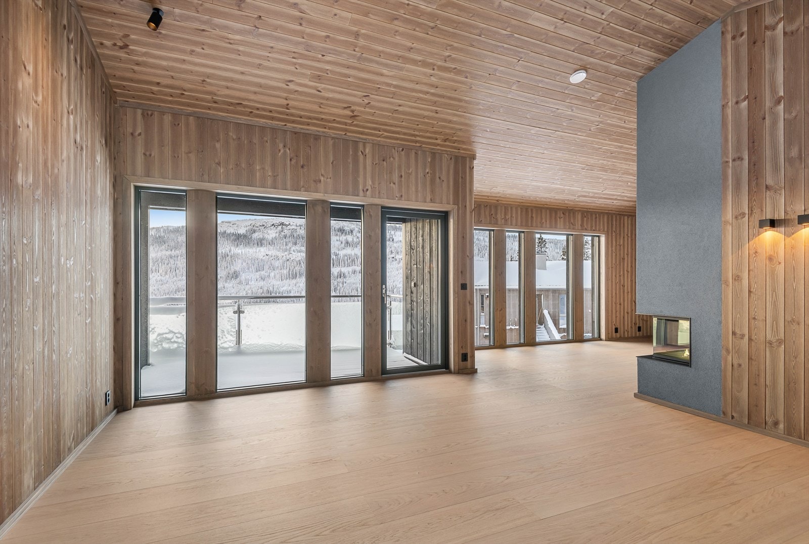 En flott peis er et naturlig midtpunkt i rommet. Denne sørger for god varme og ikke minst den rette stemningen. Leiligheten varmes i tillegg opp med elektriske panelovner og varmekabler. Galleribilde