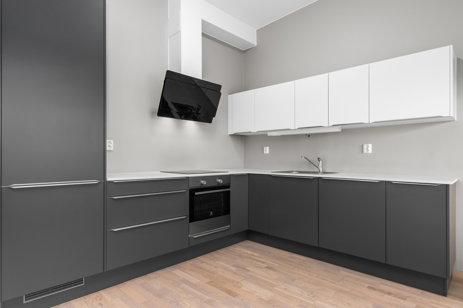 Integrerte hvitevarer: platetopp, stekeovn, oppvaskmaskin og kjøl/fryseskap. Galleribilde