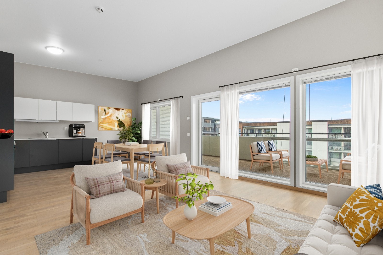 Velkommen til Fløytarvegen 8 - en lys og innbydende 3-roms på 72m² med topp/hjørnebeliggenhet. Virtuell møblering, avvik kan forekomme. Galleribilde