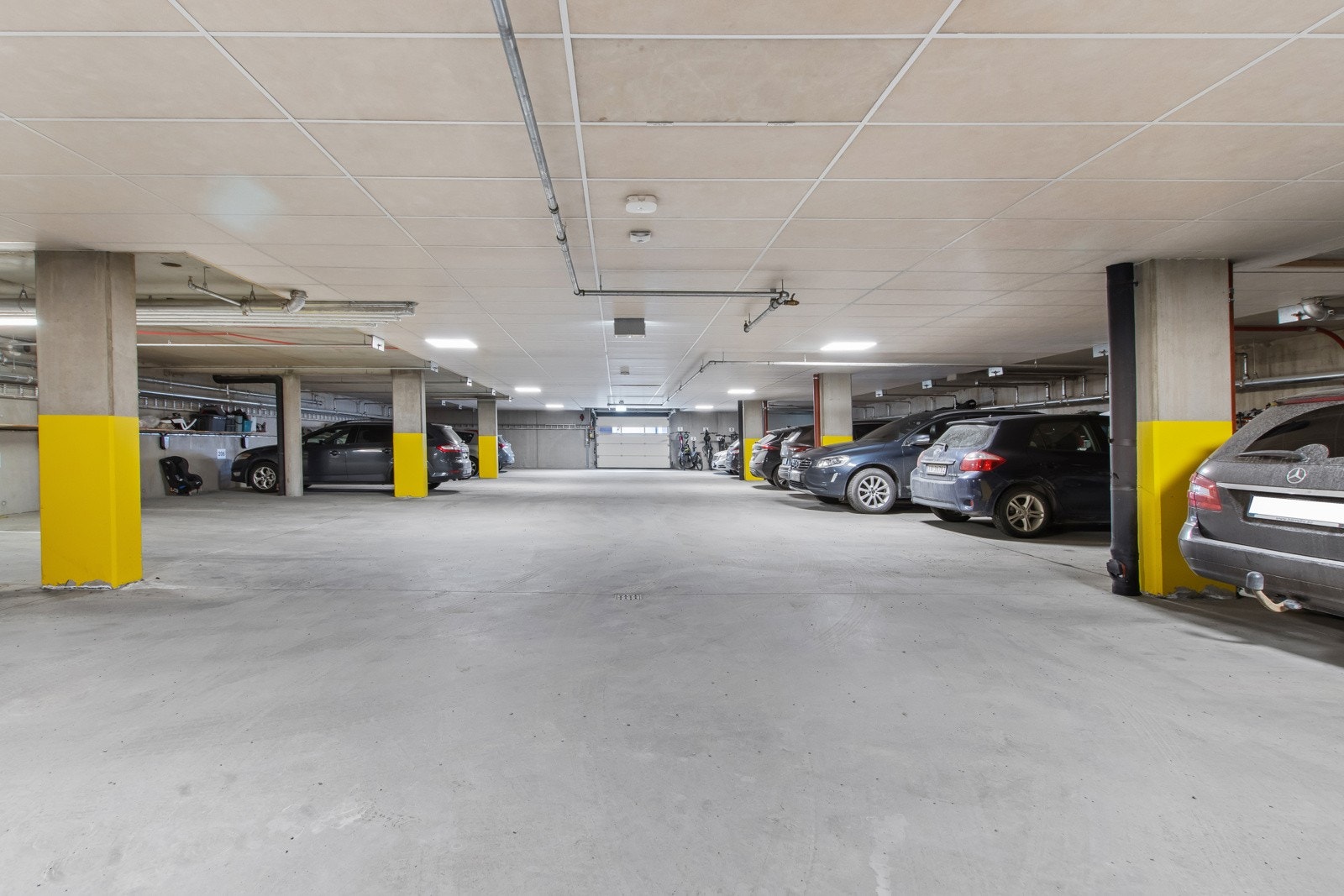 Leiligheten disponerer egen p-plass i oppvarmet parkeringskjelle, heisadkomst. Galleribilde