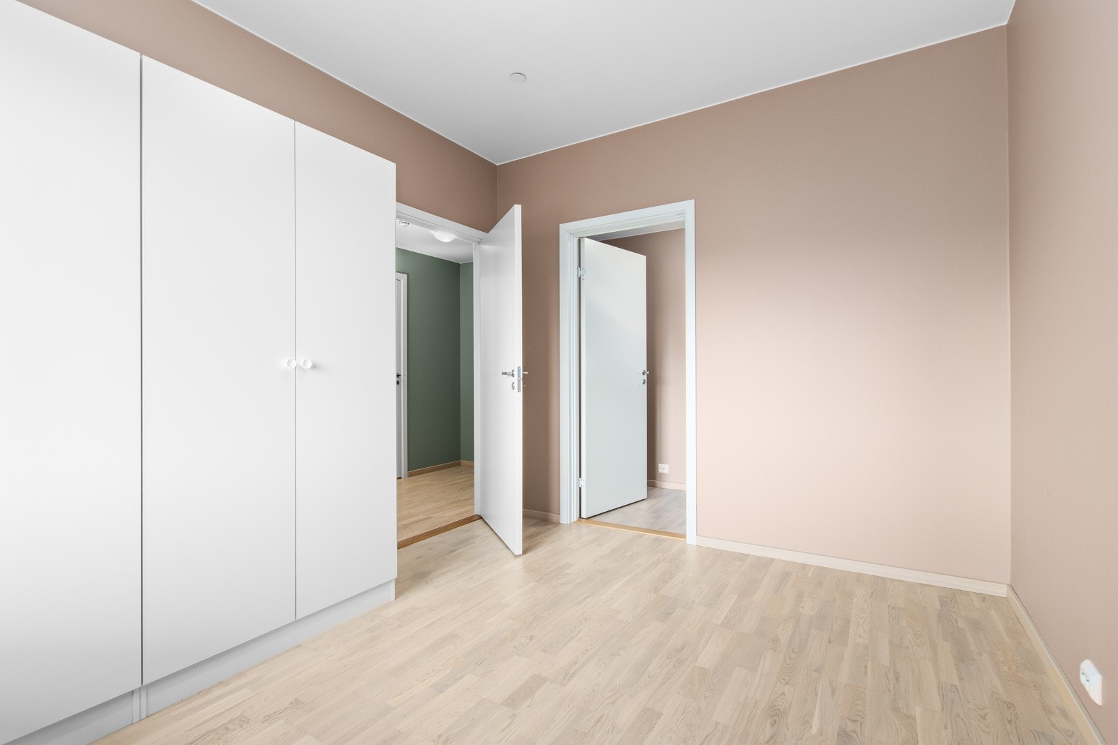 Garderobeskap medfølger i handelen. Galleribilde