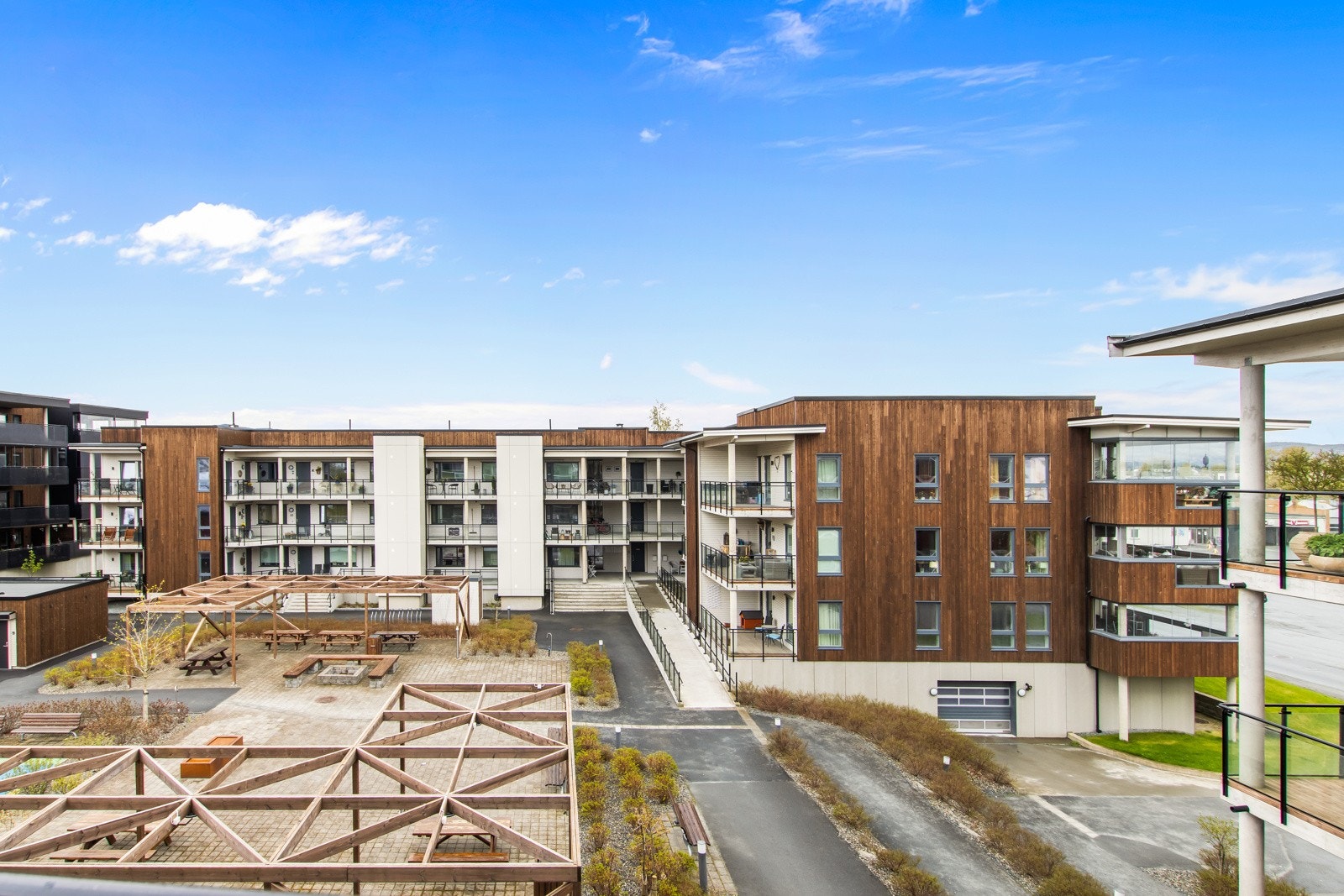 Flott utsikt over hageanlegget fra balkongen. Galleribilde