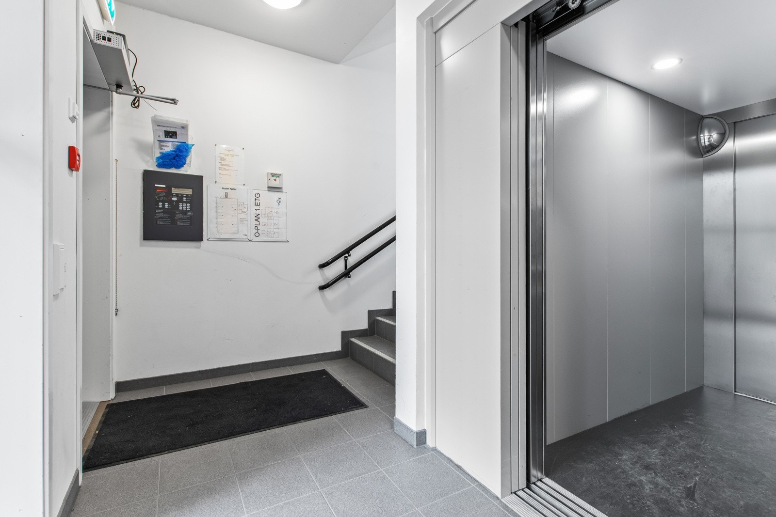 Innvendig heis/trapperom. Galleribilde
