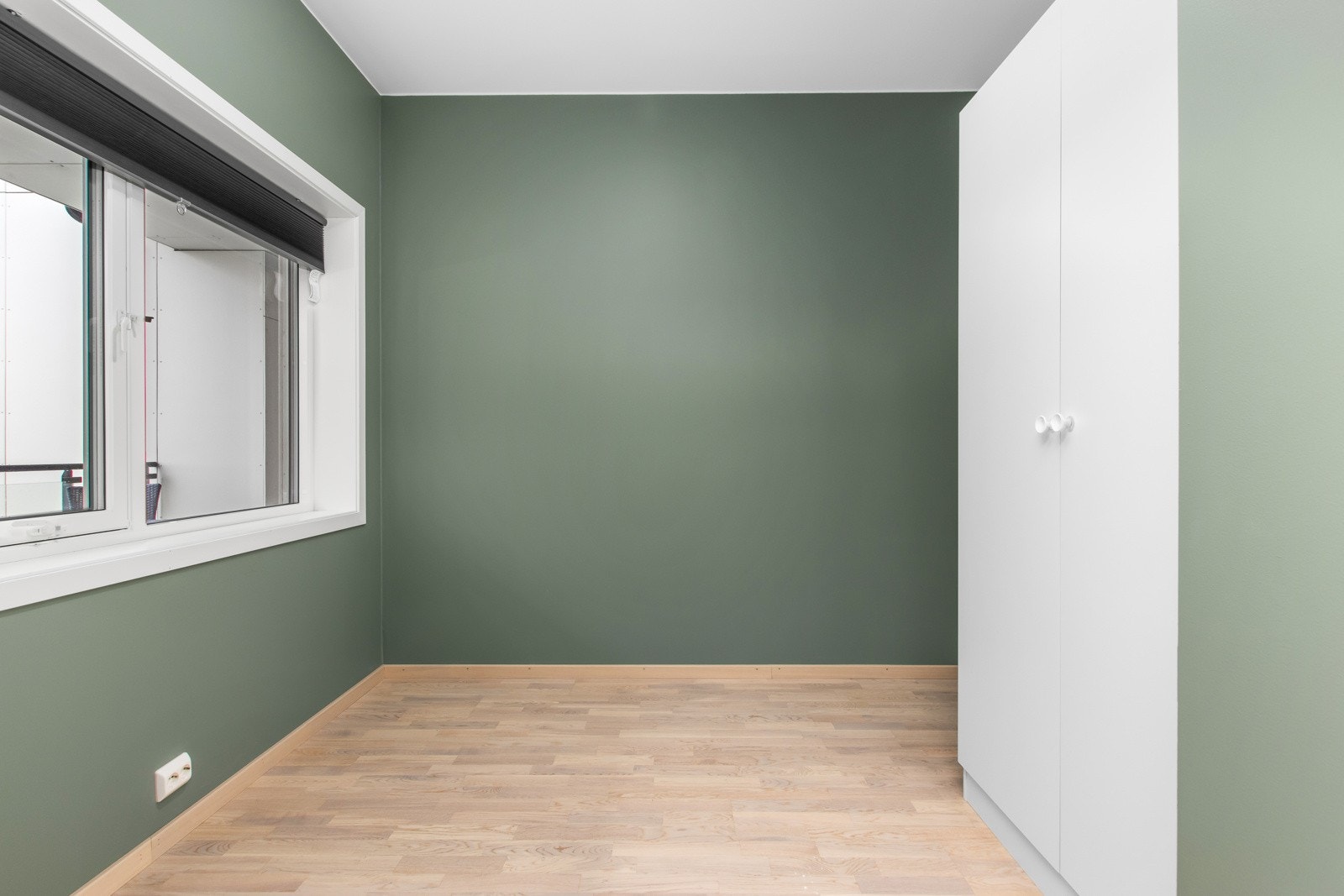 Vinduene på soverommene er vendt mot svale omgivelser mot nord. Garderobeskap medfølger. Galleribilde