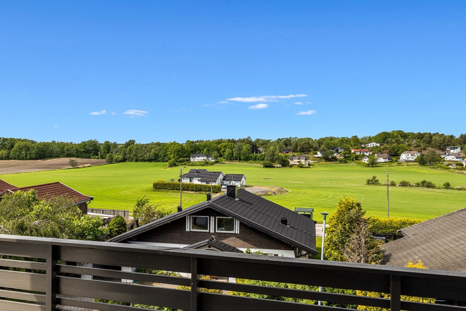 Enten du ønsker deg et sted for rolige morgenstunder, sene sommerkvelder eller sosiale sammenkomster, ligger alt til rette for et innholdsrikt og komfortabelt ute- og familieliv. Galleribilde