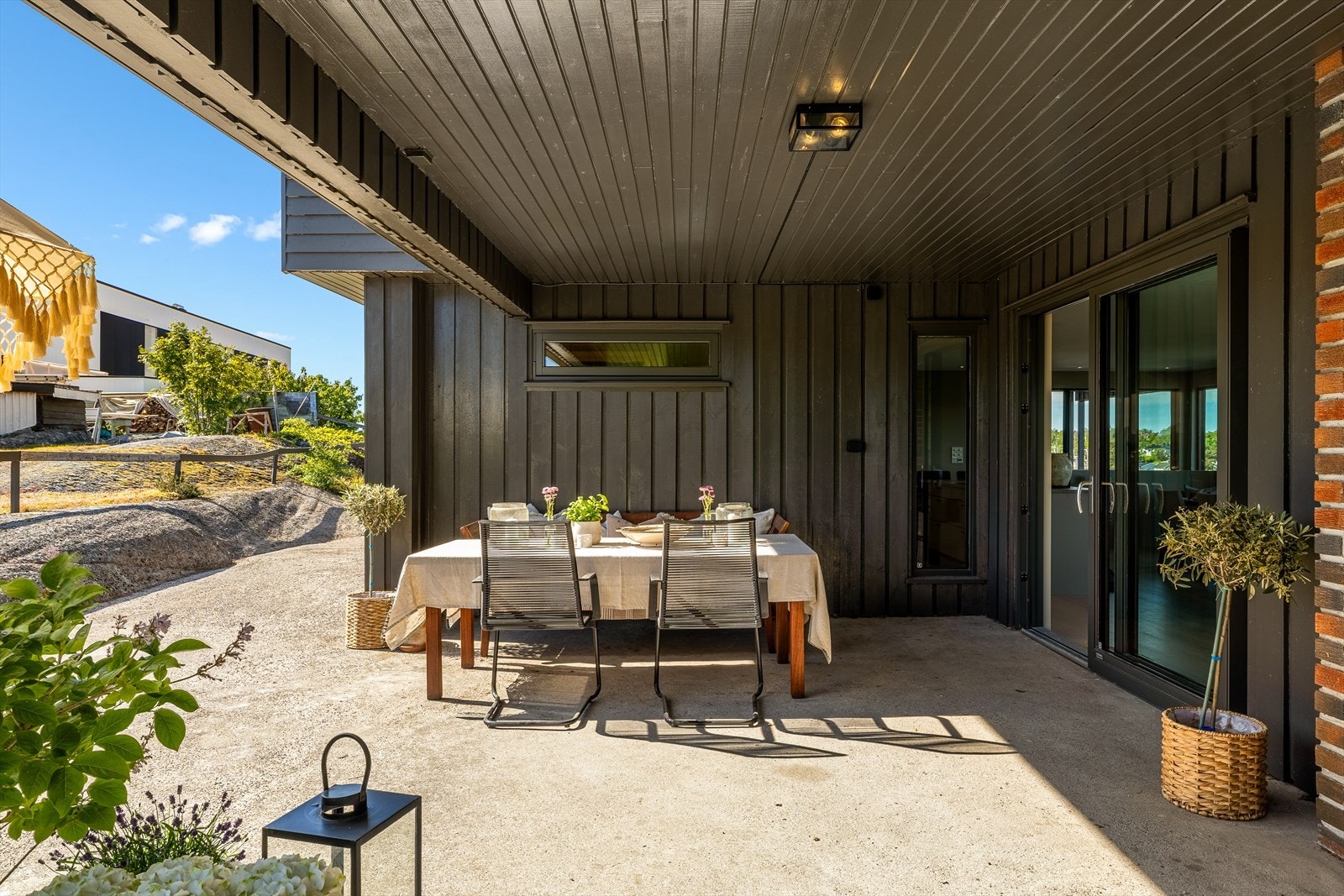 Det er en perfekt plass for morgenkaffen i solen, en stille stund med avisen, eller et måltid utendørs i hyggelig selskap. Galleribilde