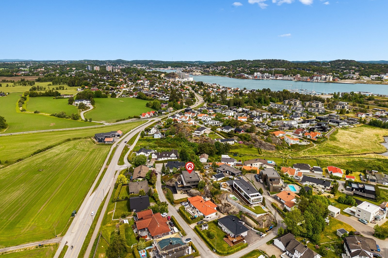 Eiendommen ligger i et rolig, populært og svært barnevennlig boligområde, ca 4 km syd for Sandefjord sentrum. Galleribilde