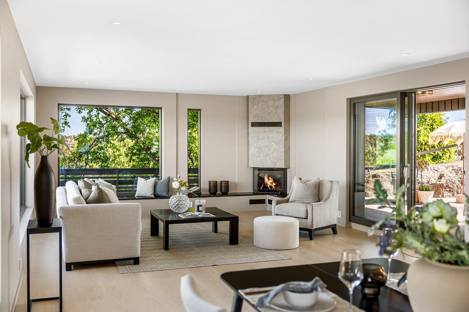 Her finner du også en stilfull peisovn som blir et naturlig samlingspunkt i rommet. Galleribilde