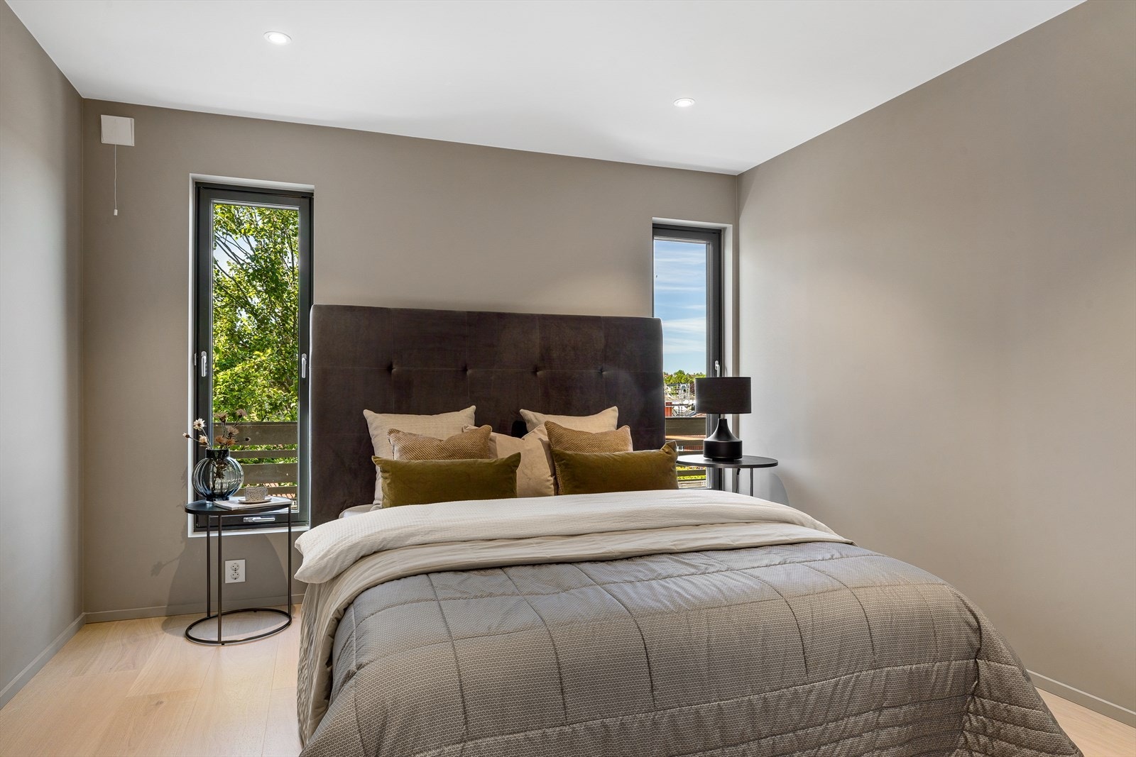 Master bedroom er romslig og delikat, med en harmonisk og behagelig atmosfære. To smale, stående vinduer over nattbordene gir både karakter og et mykt lysinnslipp, samtidig som de ivaretar privatlivet. Galleribilde