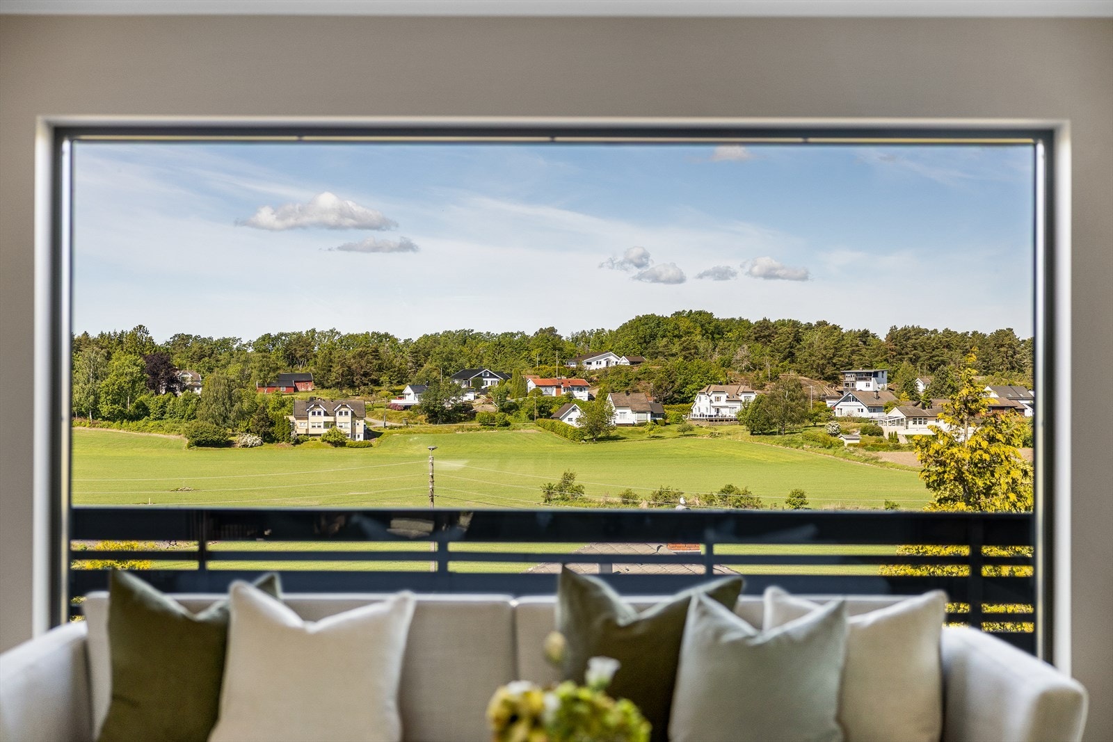 Med de store vinduene får du virkelig naturen rett inn i stuen - både lys, utsikt og stemning flyter sømløst mellom ute og inne. Galleribilde