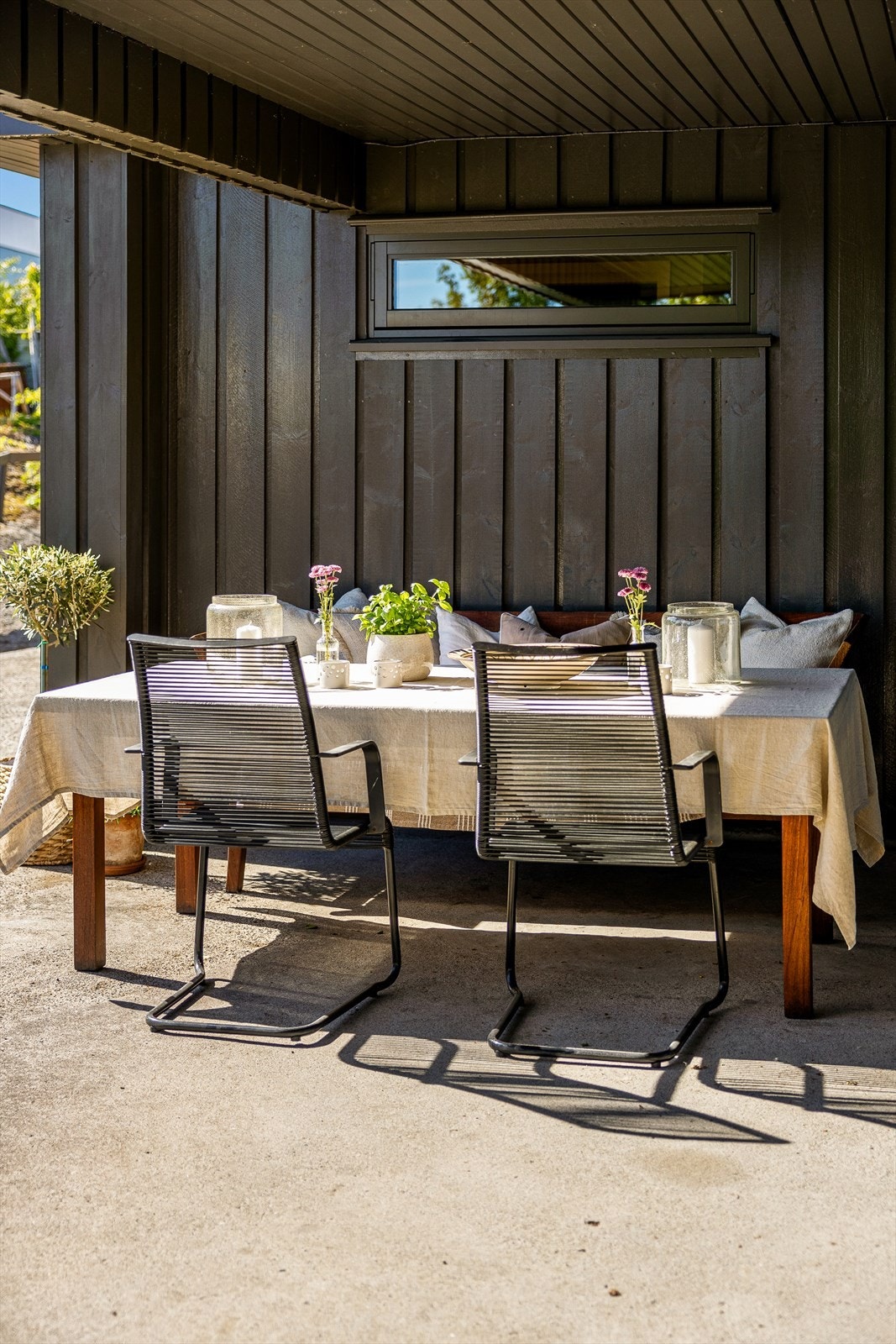 Uteplassen har god plass til både sittegruppe, spisebord og eventuelt en grill eller varmelampe for sene kvelder. Her ligger alt til rette for å skape et trivelig uterom. Galleribilde