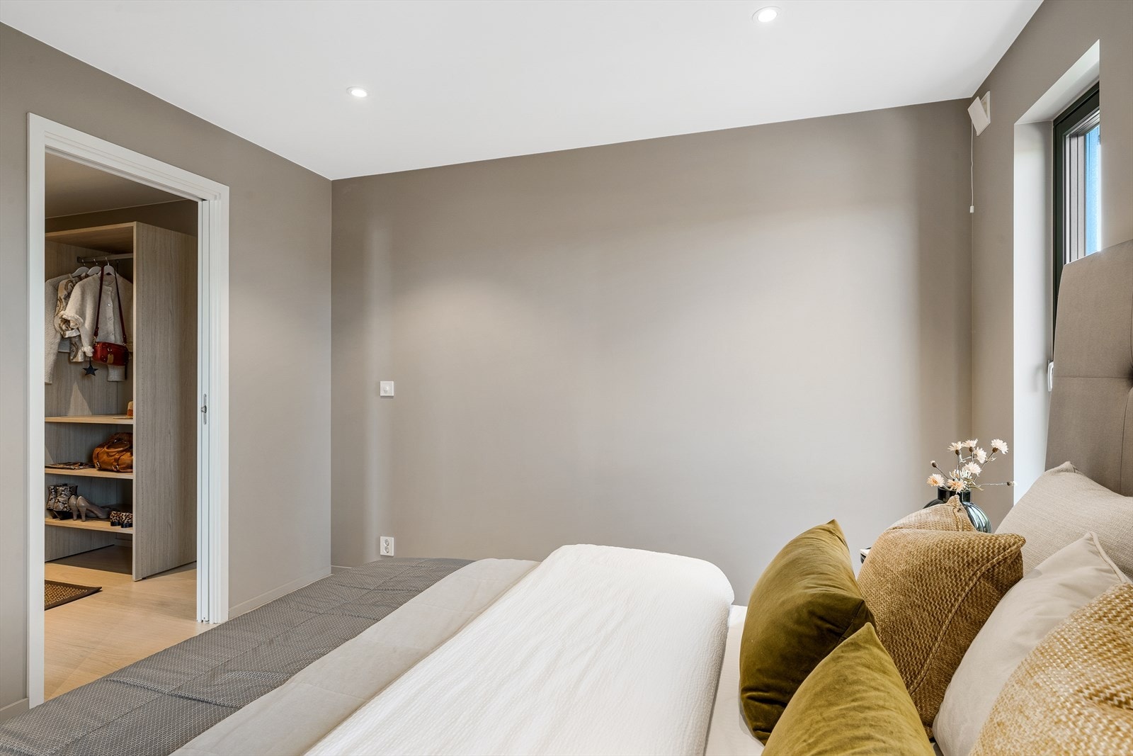 Fra soverommet går du videre inn i et fantastisk walk-in garderoberom - en drøm for deg som ønsker orden og oversikt. Galleribilde