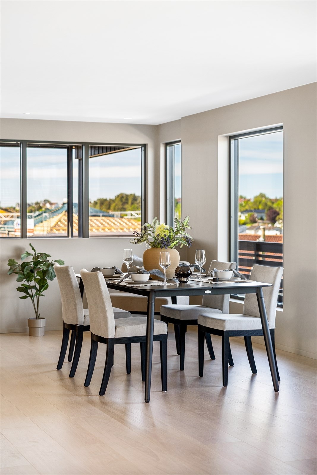 Rett ved kjøkkenet finner du en romslig og innbydende spiseplass - et naturlig samlingspunkt i hjemmet. Galleribilde