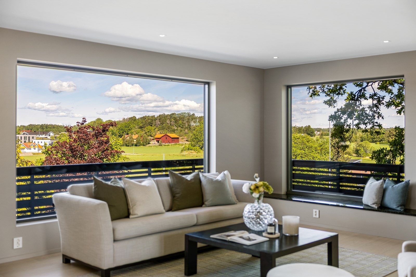 Med de store vinduene får du virkelig naturen rett inn i stuen - både lys, utsikt og stemning flyter sømløst mellom ute og inne. Herfra ser du en trygg skolevei til Store Bergan skole Galleribilde